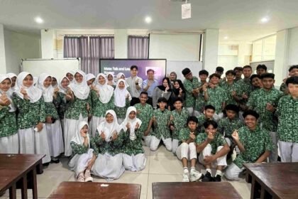 Siswa SMA 1 Sultan Agung Semarang berpose bersama Mr. Suegul Jin yang datang dari Korea dalam rangka belajar bahasa korea melalui aplikasi KoreanMate. Foto: Fahmi