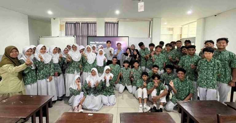 Siswa SMA 1 Sultan Agung Semarang berpose bersama Mr. Suegul Jin yang datang dari Korea dalam rangka belajar bahasa korea melalui aplikasi KoreanMate. Foto: Fahmi
