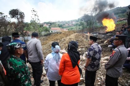 Wagub Jateng, Gus Yasin (berpeci) bareng Forkopimda meninjau lokasi sumur minyak meledak di Blora, Jumat (22/8/2025). Foto: dok.humas