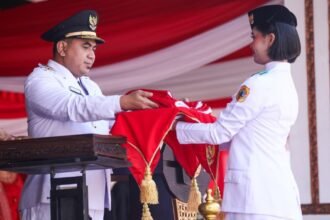 Wakil Gubernur Jateng Taj Yasin saat menjadi inspektur upacara HUT Kemerdekaan ke-80 RI di Kabupaten Pati menggantikan Bupati Pati Sudewo yang berhalangan karena sakit. Foto: dok/humas