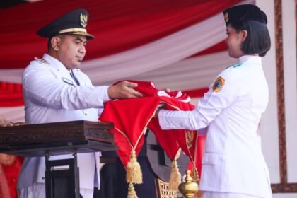 Wakil Gubernur Jateng Taj Yasin saat menjadi inspektur upacara HUT Kemerdekaan ke-80 RI di Kabupaten Pati menggantikan Bupati Pati Sudewo yang berhalangan karena sakit. Foto: dok/humas