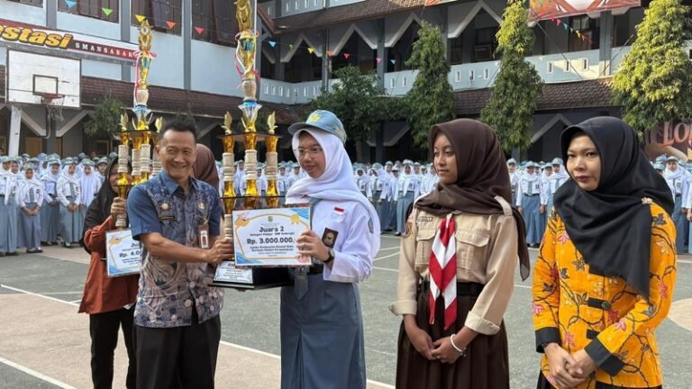 Sejumlah pelajar tingkat SMP dan SMA di Kabupaten Banjarnegara menerima penghargaan Lomba Resensi Berbasis Koleksi Perpustakaan yang diserahkan pada Jumat, 1 Agustus 2025 di SMAN 1 Banjarnegara.