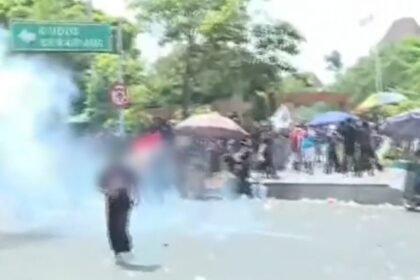 Massa aksi demonstrasi Pati kocar-kacir berlari setelah polisi menembakkan gas air mata.