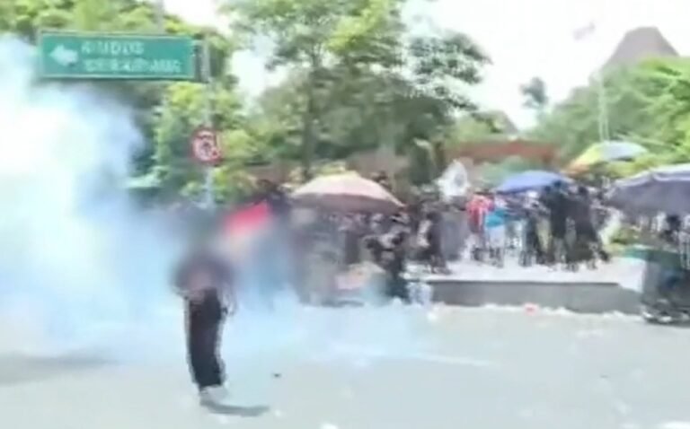 Massa aksi demonstrasi Pati kocar-kacir berlari setelah polisi menembakkan gas air mata.