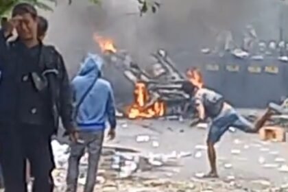 Massa demonstrasi di Pati membakar mobil polisi di depan rumah dinas Kapolres Pati.