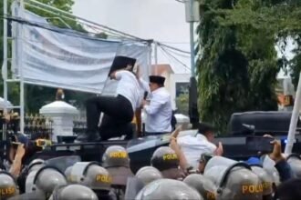 Bupati Pati Sudewo dilempari massa saat menemui massa aksi.