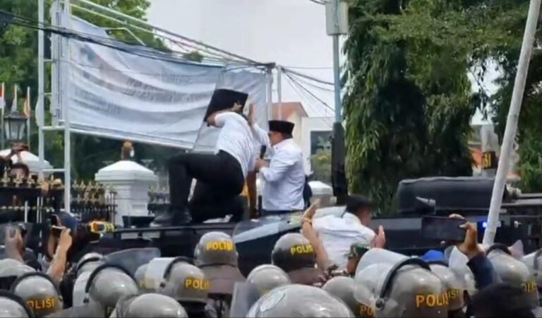 Bupati Pati Sudewo dilempari massa saat menemui massa aksi.