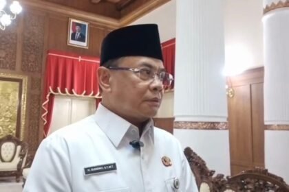 Bupati Pati, Sudewo memberi keterangan pers menanggapi aksi demonstrasi di kantornya, Rabu (13/8/2025).
