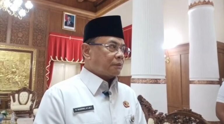 BERI KETERANGAN: Bupati Pati, Sudewo memberi keterangan pers menanggapi aksi demonstrasi di kantornya, pertengahan Agustus tahun lalu. (Foto: Ist)