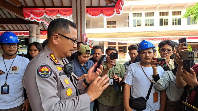 Kabid Humas Polda Jateng Kombes Pol Artanto menjelaskan korban demo ricuh di Pati. (bae)
