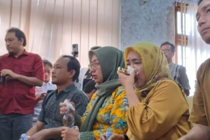 Mantan karyawan RSUD Soewondo, Pati, Siti Masruhah (kerudung kuning) menangis saat menceritakan nasib pemecatan, dalam rapat Pansus Pemakzulan Bupati, Kamis (14/8/2025). (bae)