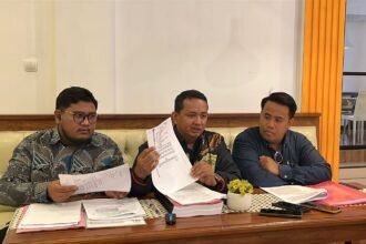 Tim kuasa hukum Jogrez menyampaikan kritik atas penanganan kasus karaoke striptis, Jumat (15/8/2025).