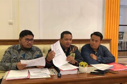 Tim kuasa hukum Jogrez menyampaikan kritik atas penanganan kasus karaoke striptis, Jumat (15/8/2025).