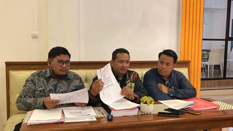 Tim kuasa hukum Jogrez menyampaikan kritik atas penanganan kasus karaoke striptis, Jumat (15/8/2025).