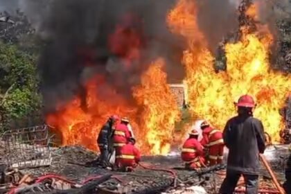 Petugas gabungan berupaya memadamkan api yang membakar sumur rakyat di Blora, Minggu (17/8/2025).