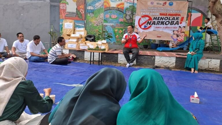 BNN Jateng sosialisasi pencegahan peredaran narkotika di hadapan warga Perumahan Grand Tembalang Regency RT2/RW6, Kelurahan Bulusan, Kecamatan Tembalang, Kota Semarang, Minggu (24/8/2025) pagi.