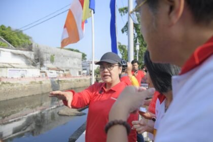 Wali Kota Semarang, Agustina Wilujeng Pramestuti, ngegowes bareng jajaran OPD, sambil meninjau penataan Kawasan Kota Lama Semarang dan Kali Semarang, pada Minggu (24/8).