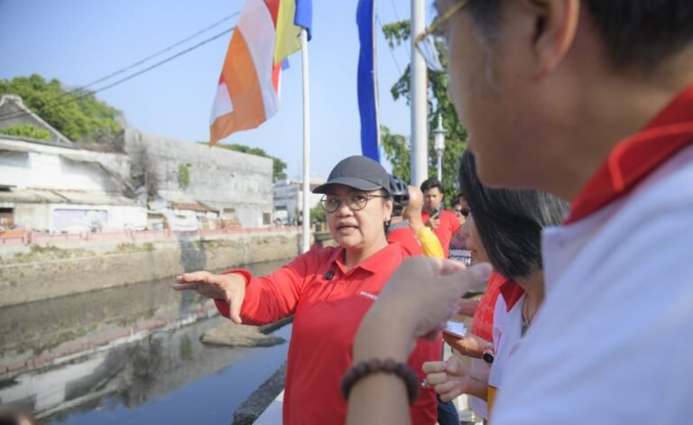Wali Kota Semarang, Agustina Wilujeng Pramestuti, ngegowes bareng jajaran OPD, sambil meninjau penataan Kawasan Kota Lama Semarang dan Kali Semarang, pada Minggu (24/8).