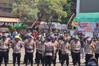 Polisi apel siaga sebelum diturunkan untuk pantau aksi warga Pati surati KPK.