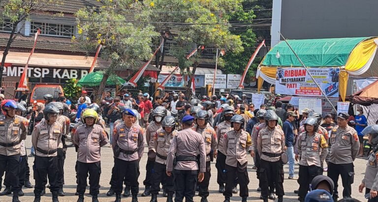 Polisi apel siaga sebelum diturunkan untuk pantau aksi warga Pati surati KPK.