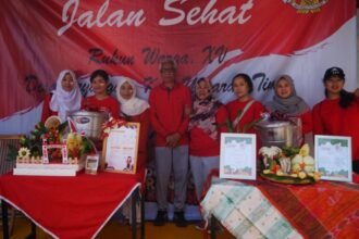 Ketua RW 15 Desa Leyangan, Puji Nugroho Adi (tengah) bersama peserta lomba menghias sayur asem dari RT 01 dan 02 pada Minggu (25/8/2025).