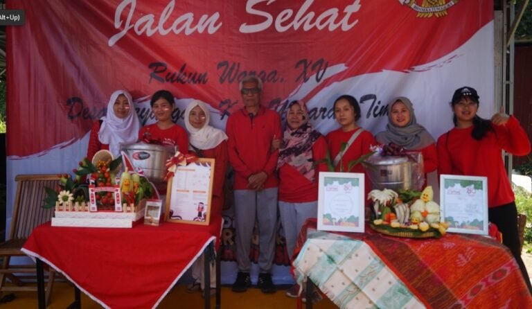 Ketua RW 15 Desa Leyangan, Puji Nugroho Adi (tengah) bersama peserta lomba menghias sayur asem dari RT 01 dan 02 pada Minggu (25/8/2025).