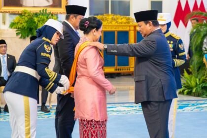 Presiden Prabowo Subianto menyematkan anugerah Penghargaan Bintang Republik Indonesia Utama, kepada Ketua DPR RI Puan Maharani.