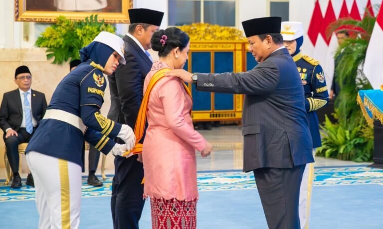 Presiden Prabowo Subianto menyematkan anugerah Penghargaan Bintang Republik Indonesia Utama, kepada Ketua DPR RI Puan Maharani.