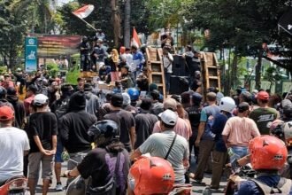 Senin (25/8/2025), jalanan Pati rame lagi. Ratusan orang turun ke jalan pergi ke kantor pos, surati KPK agar segera tangkap Bupati Sudewo.