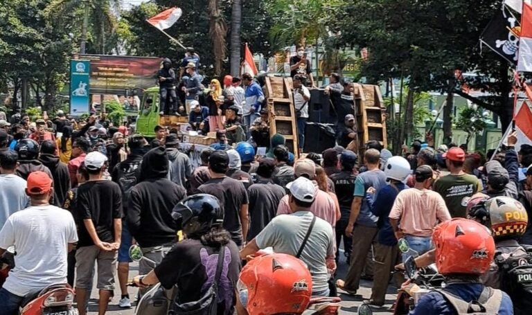 Senin (25/8/2025), jalanan Pati rame lagi. Ratusan orang turun ke jalan pergi ke kantor pos, surati KPK agar segera tangkap Bupati Sudewo.