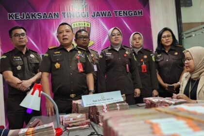 Penyidik menunjukkan duit hasil sitaan dari kasus korupsi BUMD Cilacap, Senin (25/8/2025). (Dok Kejati Jateng)