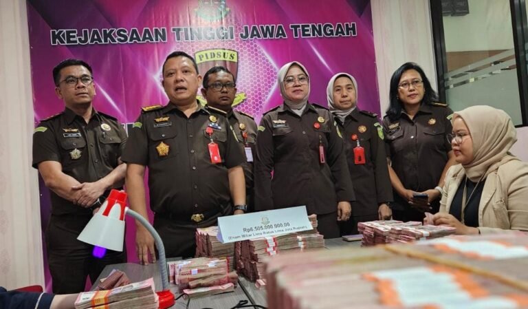 Penyidik menunjukkan duit hasil sitaan dari kasus korupsi BUMD Cilacap, Senin (25/8/2025). (Dok Kejati Jateng)