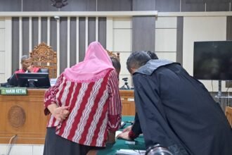 Mbak Ita (kerudung pink) konsultasi sama penasihat hukumnya untuk menyikapi putusan hakim, Rabu (27/8/2025). (bae)