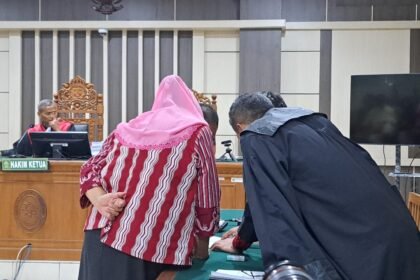 Mbak Ita (kerudung pink) konsultasi sama penasihat hukumnya untuk menyikapi putusan hakim, Rabu (27/8/2025). (bae)