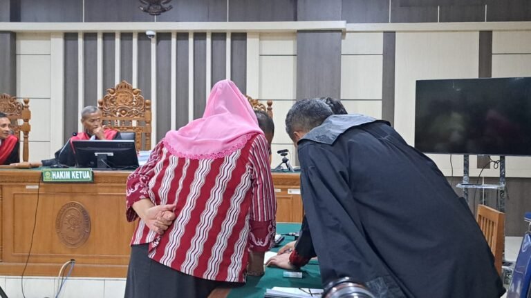 Mbak Ita (kerudung pink) konsultasi sama penasihat hukumnya untuk menyikapi putusan hakim, Rabu (27/8/2025). (bae)