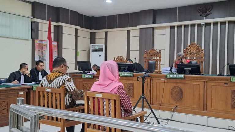 Alwin Basri dan Mbak Ita duduk di kursi pesakitan ndengerin sidang vonis di Pengadilan Tipikor Semarang, Rabu (27/8/2025). (bae)