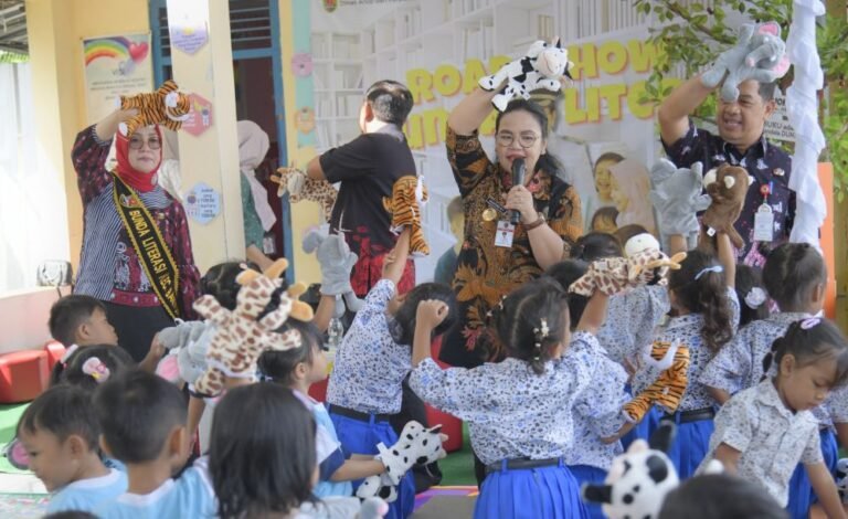 Wali Kota Semarang sekaligus Bunda Literasi Semarang, Agustina Wilujeng Pramestuti, mengobarkan semangat membaca kepada anak-anak sejak usia dini.