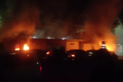 Massa membakar mobil dan kantin kantor Gubernur Jateng, Jumat (29/8/2025).