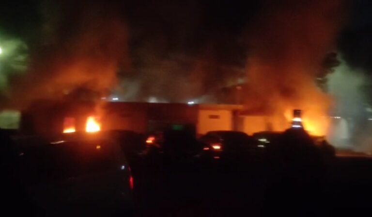 Massa membakar mobil dan kantin kantor Gubernur Jateng, Jumat (29/8/2025).