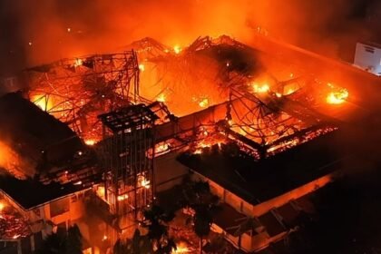 Gedung DPRD Makassar luluh lantak dilalap si jago merah. Gedung DPRD Makassar dibakar massa saat aksi demonstrasi pada Jumat (29/8/2025) malam.