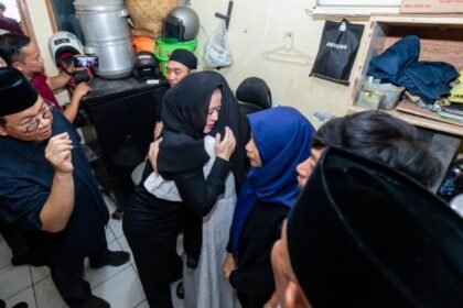 Ketua DPR RI Puan Maharani memeluk ibunda Affan Kurniawan, saat melayat ke rumah duka, Sabtu (30/8/2025).
