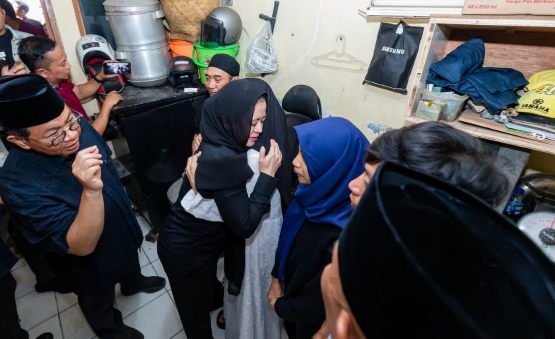 Ketua DPR RI Puan Maharani memeluk ibunda Affan Kurniawan, saat melayat ke rumah duka, Sabtu (30/8/2025).