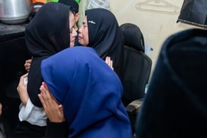 Ketua DPR RI Puan Maharani memeluk ibunda Affan Kurniawan, saat melayat ke rumah duka, Sabtu (30/8/2025).