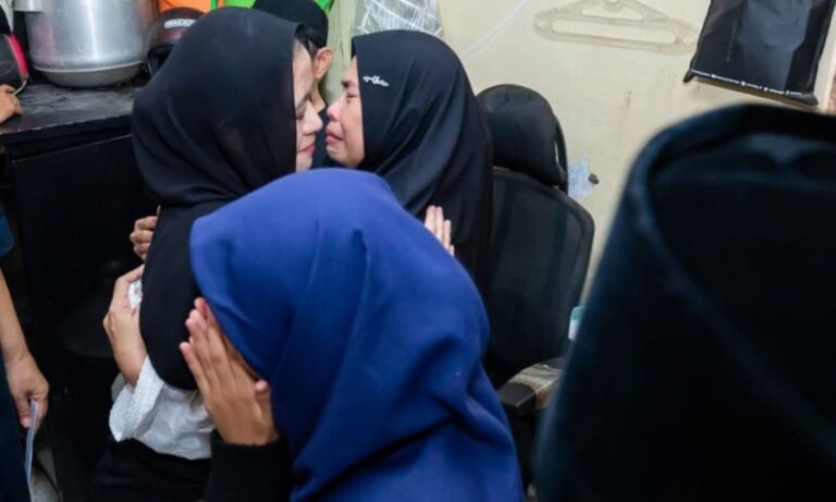 Ketua DPR RI Puan Maharani memeluk ibunda Affan Kurniawan, saat melayat ke rumah duka, Sabtu (30/8/2025).