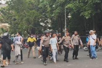 Polisi menangkap perusuh berpawakan kecil mirip pelajar dalam demo rusuh hari kedua di Jalan Pahlawan Semarang, Sabtu (30/8/2025).