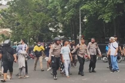 Polisi menangkap perusuh berpawakan kecil mirip pelajar dalam demo rusuh hari kedua di Jalan Pahlawan Semarang, Sabtu (30/8/2025).