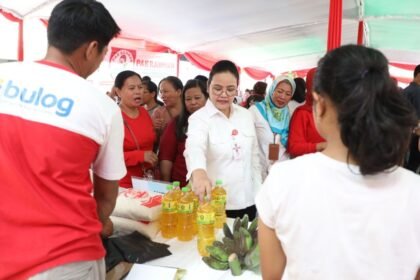 Wali Kota Semarang, Agustina Wilujeng Pramestuti, meninjau Gerakan Pangan Murah di Kampung Lasipin RT.03/RW.04, Kelurahan Karangturi, Kecamatan Semarang Timur, Sabtu (30/8).