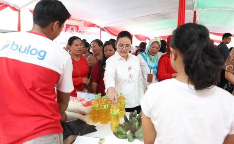 Wali Kota Semarang, Agustina Wilujeng Pramestuti, meninjau Gerakan Pangan Murah di Kampung Lasipin RT.03/RW.04, Kelurahan Karangturi, Kecamatan Semarang Timur, Sabtu (30/8).