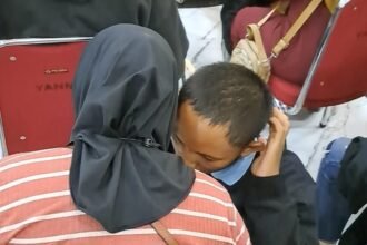 Anak di bawah umur yang tertangkap dalam demo ricuh, meminta maaf ke orang tua di Mapolda Jateng, sesaat sebelum dipulangkan, Minggu (31/8/2025). (bae)