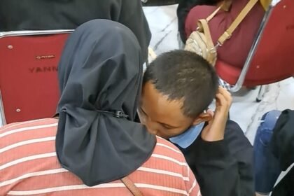 Anak di bawah umur yang tertangkap dalam demo ricuh, meminta maaf ke orang tua di Mapolda Jateng, sesaat sebelum dipulangkan, Minggu (31/8/2025). (bae)